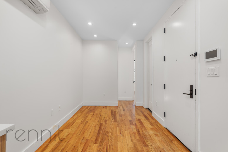 702 Evergreen Ave, Apt 2R Image 2