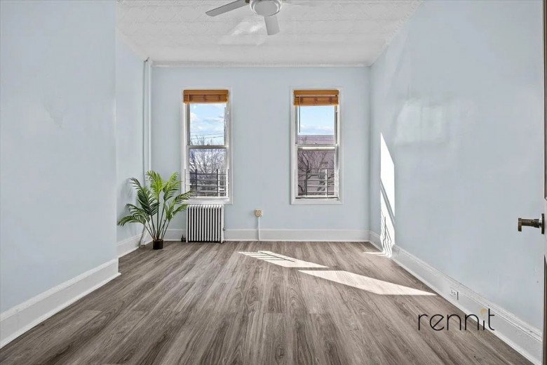 477 Fairview Ave, Apt 2R Image 2