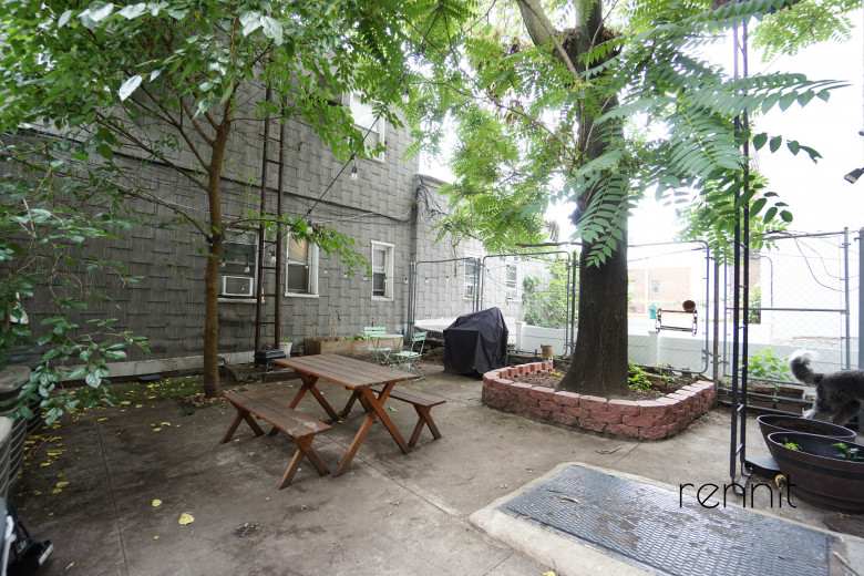 377 Manhattan Ave, Apt 1R Image 1