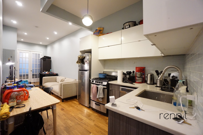 377 Manhattan Ave, Apt 1R Image 3