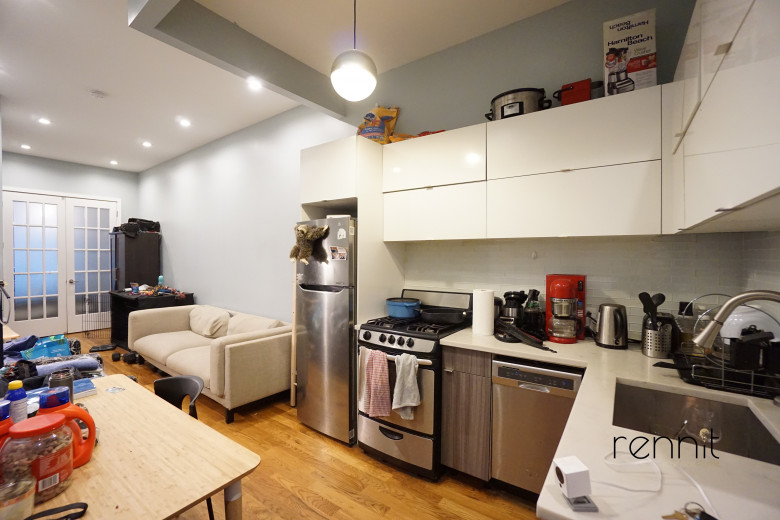 377 Manhattan Ave, Apt 1R Image 6