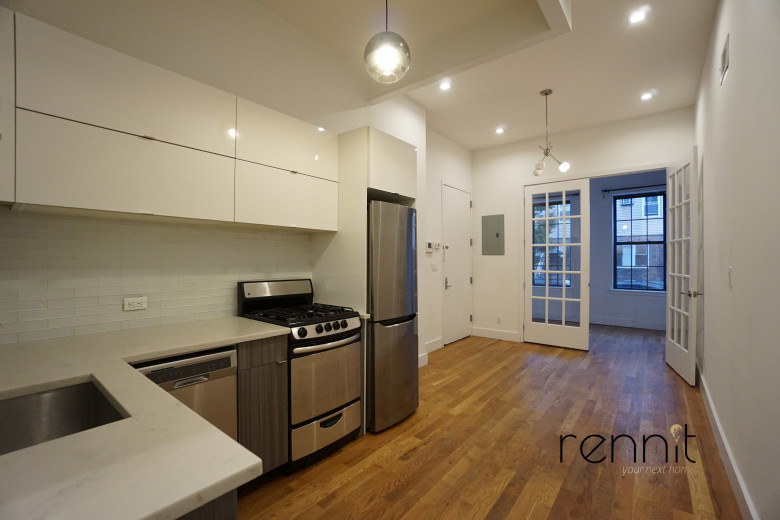 377 Manhattan Ave, Apt 1L Image 3