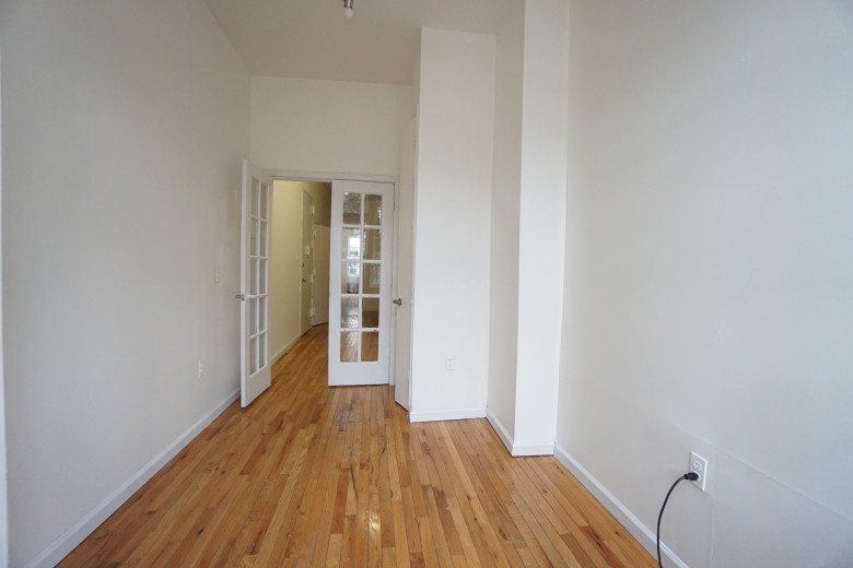 235 Troutman, Apt St Image 4
