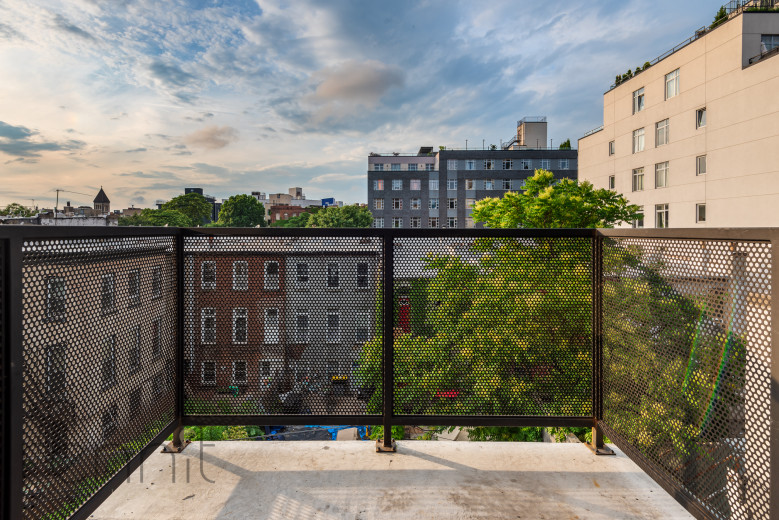 853 Lexington Ave, Apt 4D Image 2