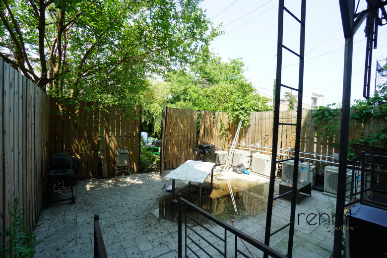 241 Devoe St, Apt 1R Image 9