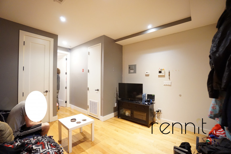 638 Wilson Ave, Apt 2L Image 2