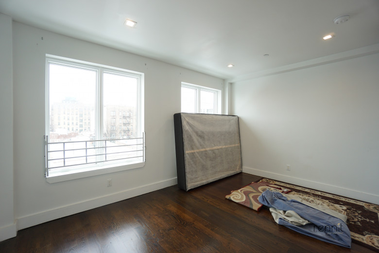1031 Montgomery St, Apt 4R Image 16