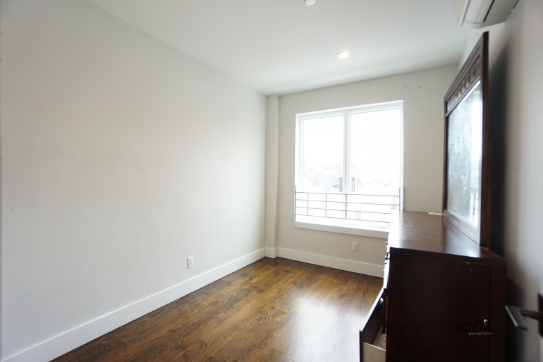 1031 Montgomery St, Apt 4R Image 18
