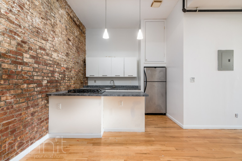 956 Hancock St, Apt 3R Image 2