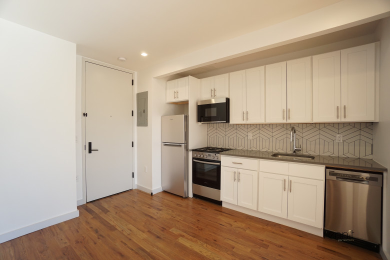 770 Lexington Ave, Apt 4A Image 5