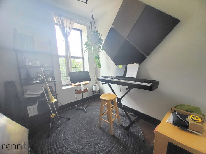 758 Willoughby Ave, Apt 3 Image 5