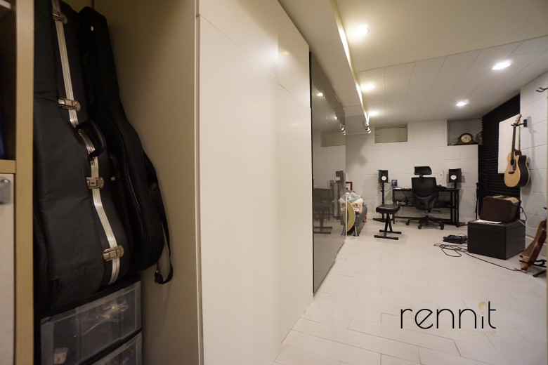 1689 Gates Ave, Apt 1Right Image 18