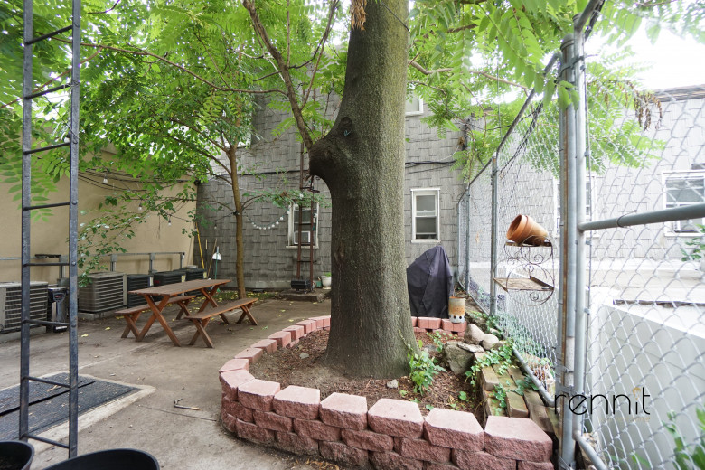 377 Manhattan Ave, Apt 1L Image 2