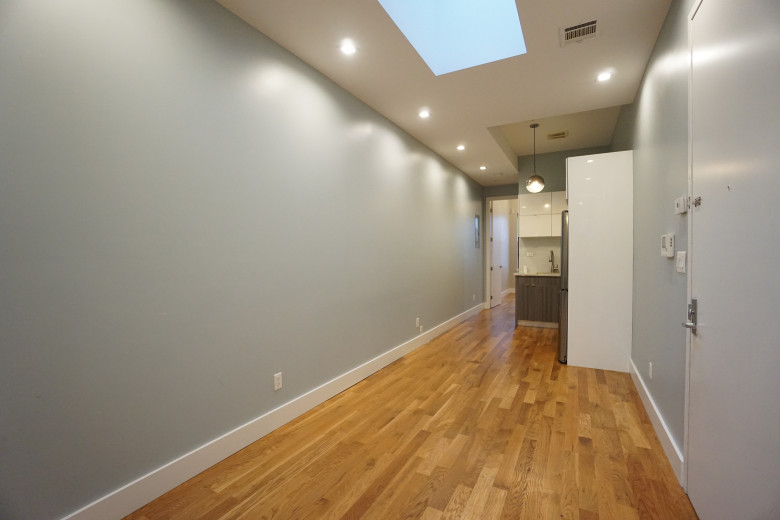 377 Manhattan Ave, Apt 2L Image 2