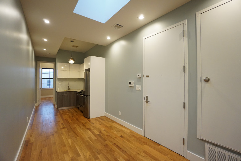 377 Manhattan Ave, Apt 2L Image 3