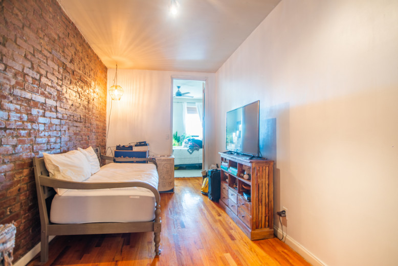 141 Thames St, Apt 2R Image 3