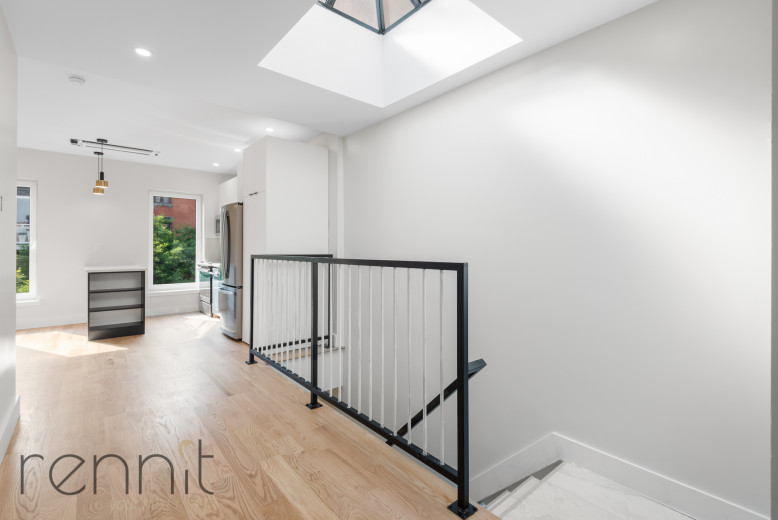 331 Bedford Ave, Apt 4 Image 1