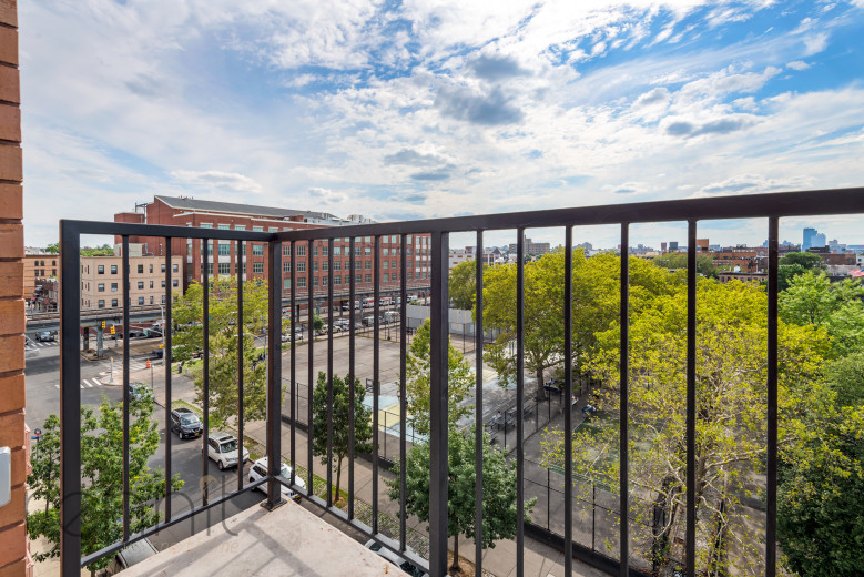 35 Kingston Ave, Apt 602 Image 2