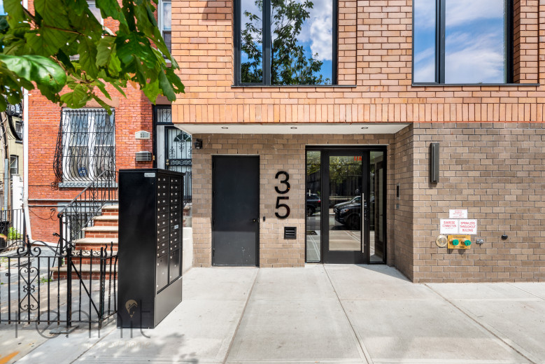 35 Kingston Ave, Apt 302 Image 11