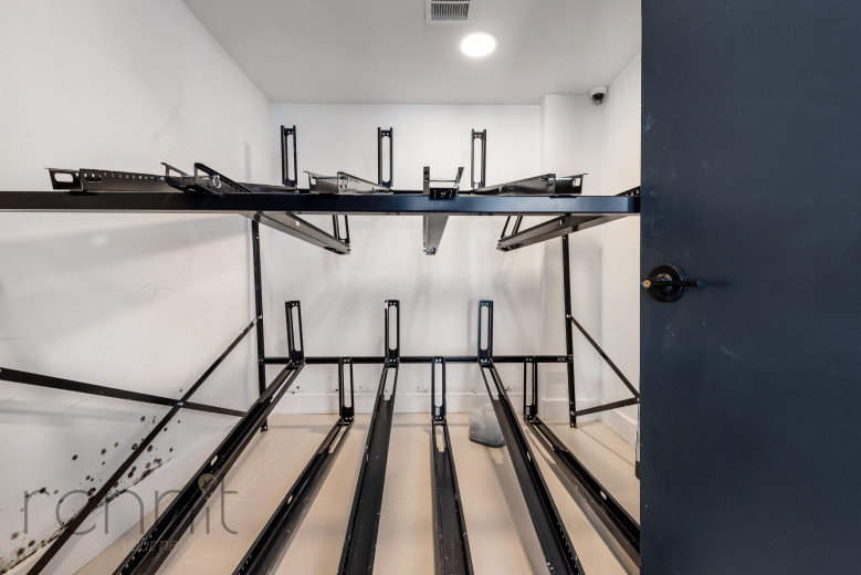 35 Kingston Ave, Apt 302 Image 16