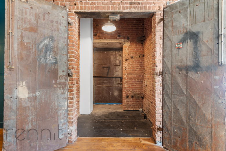 1093 Putnam Ave, Apt Commercial Image 8